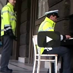 Policista zahrál na piano, má můj obdiv
