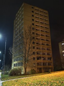 Panelový dům v Mírové stále čeká na svůj další osud